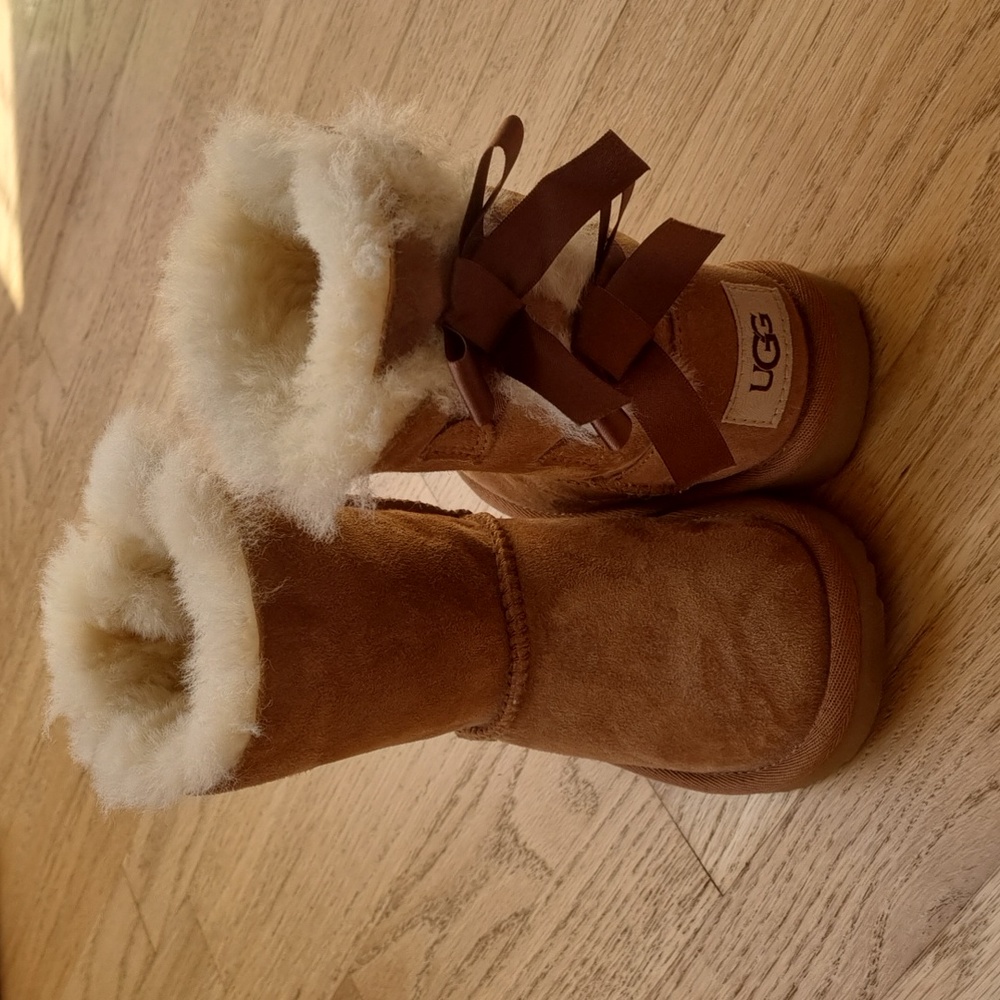 Ugg Bow Boots Size 8 Toddlers